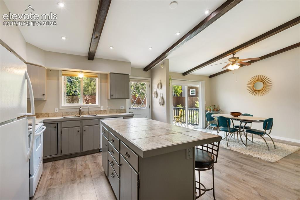Image 15 of 50: Kitchen