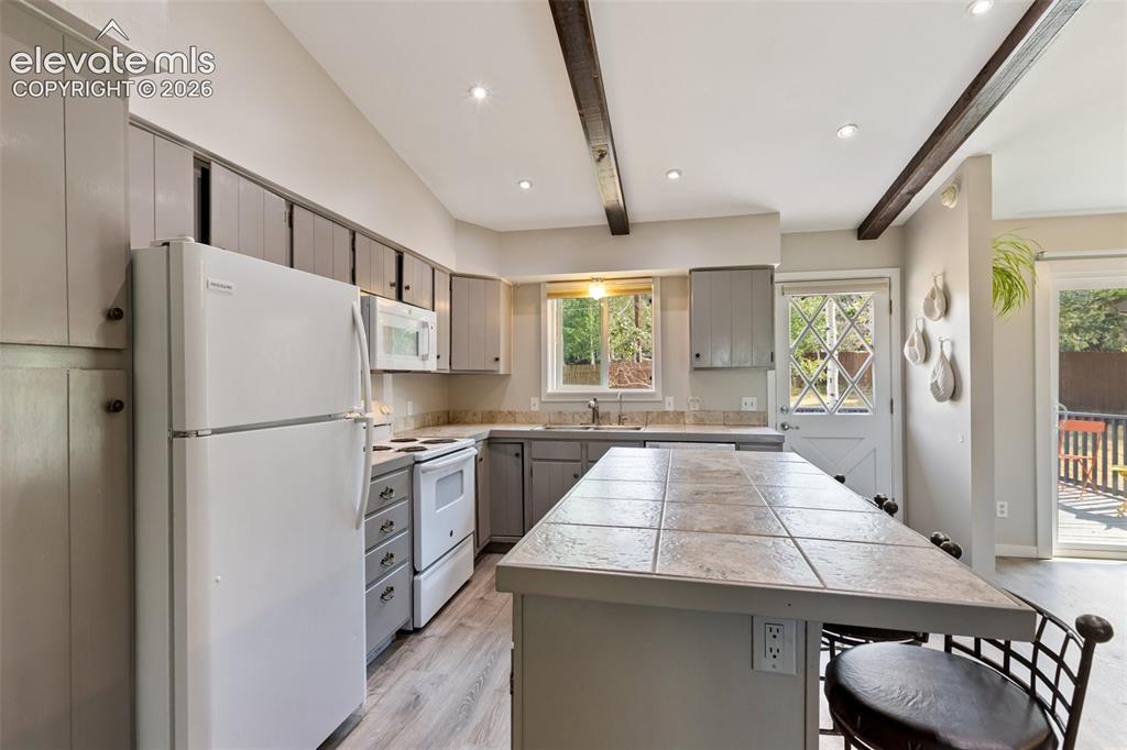 Image 16 of 50: Kitchen