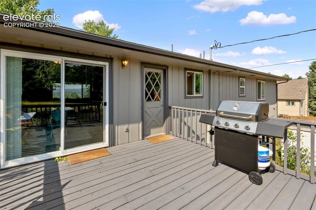 Image 19 of 50: Deck