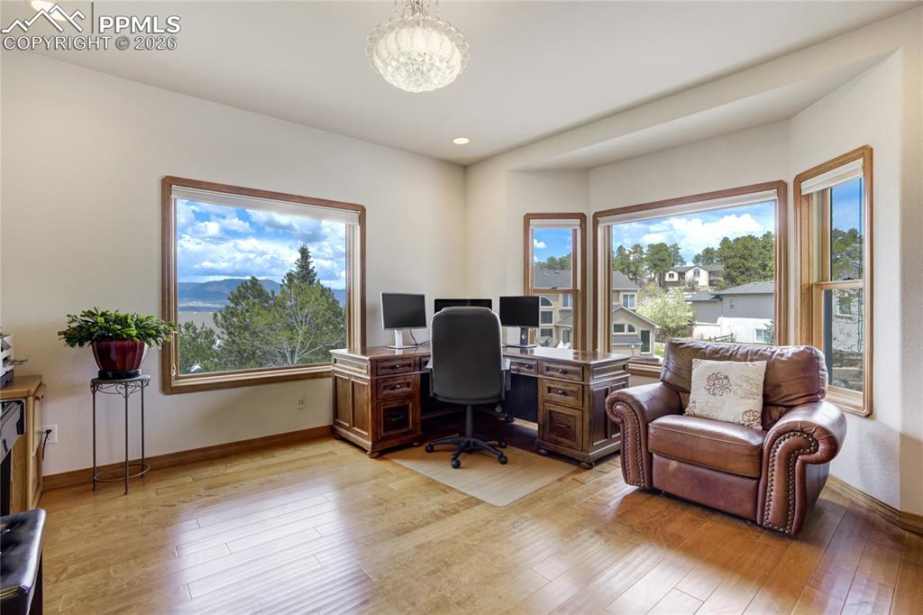 Image 13 of 50: Office