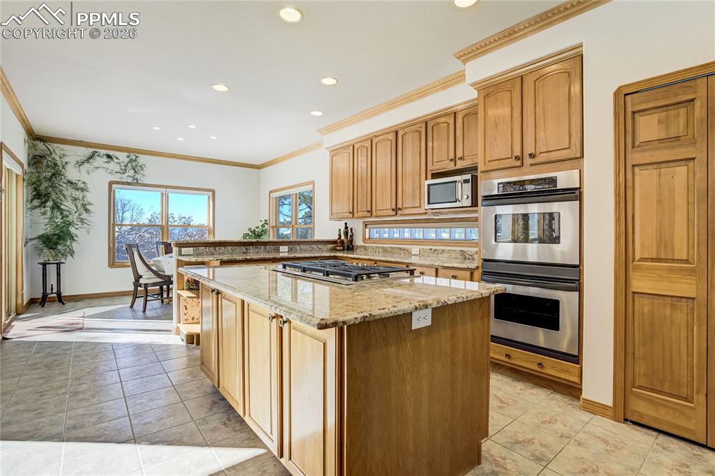 Image 17 of 50: Kitchen