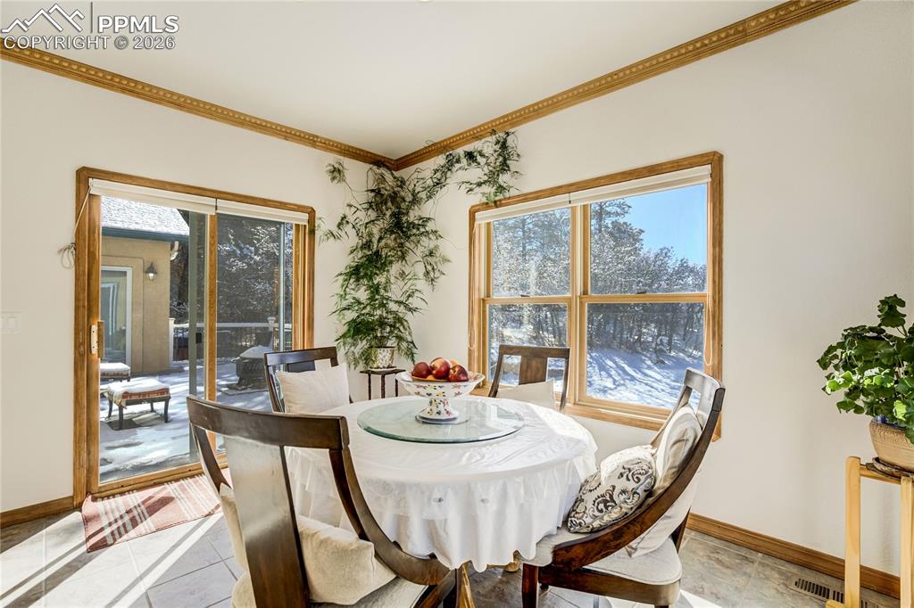 Image 18 of 50: Dining Area