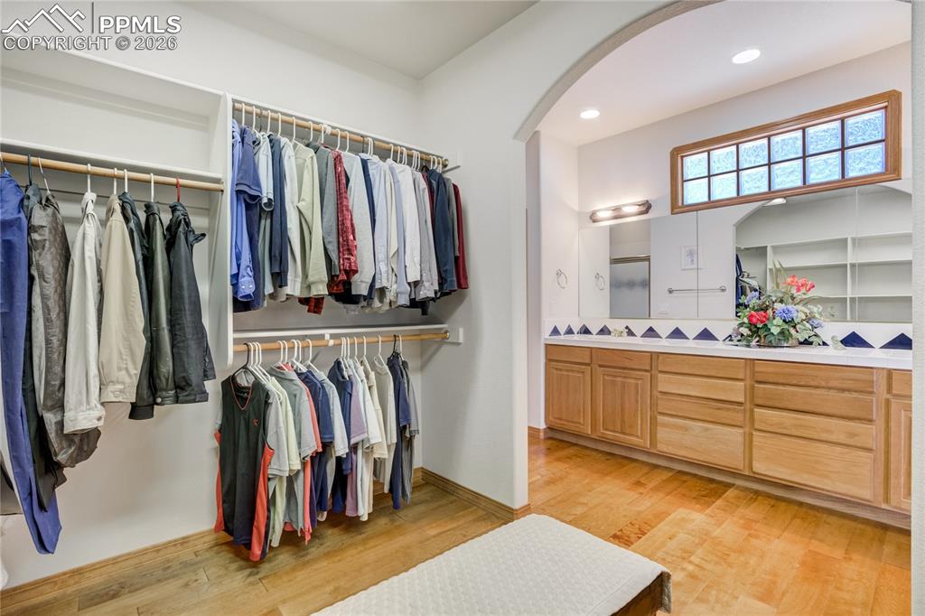 Image 21 of 50: Closet