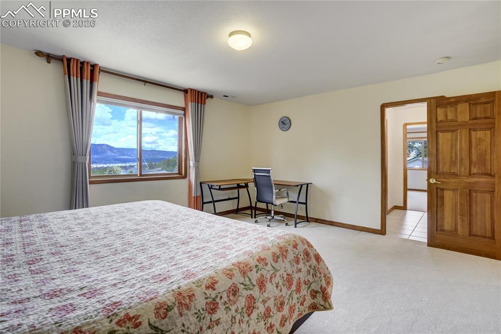 Image 28 of 50: Bedroom