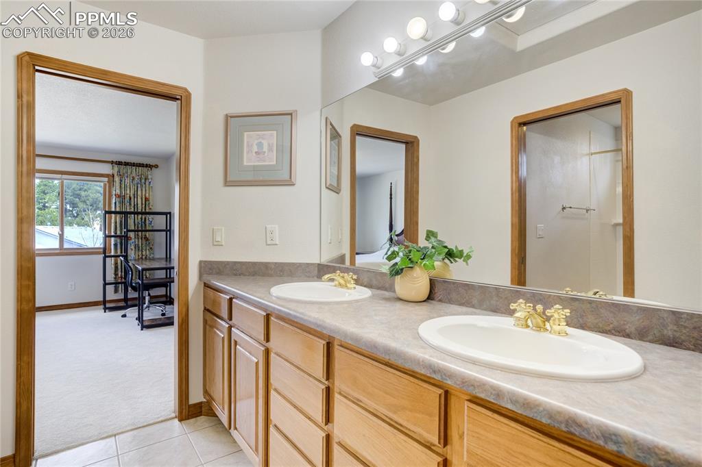 Image 29 of 50: Bathroom