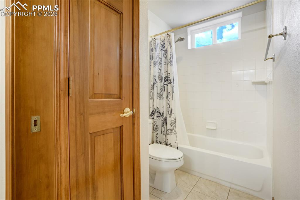 Image 30 of 50: Bathroom