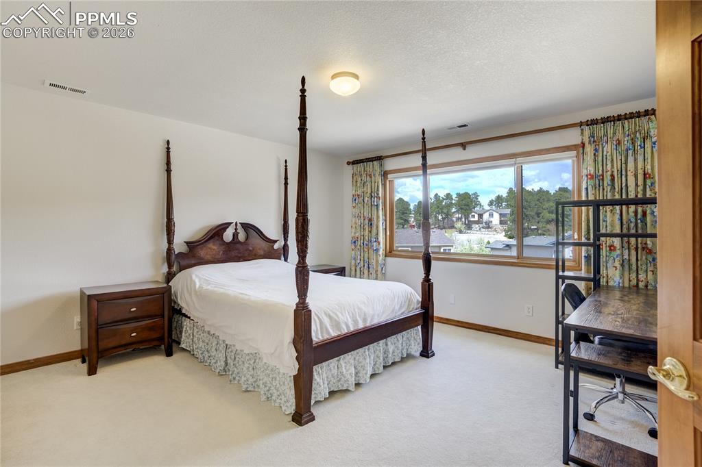 Image 31 of 50: Bedroom