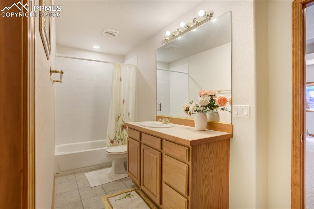 Image 37 of 50: Bathroom