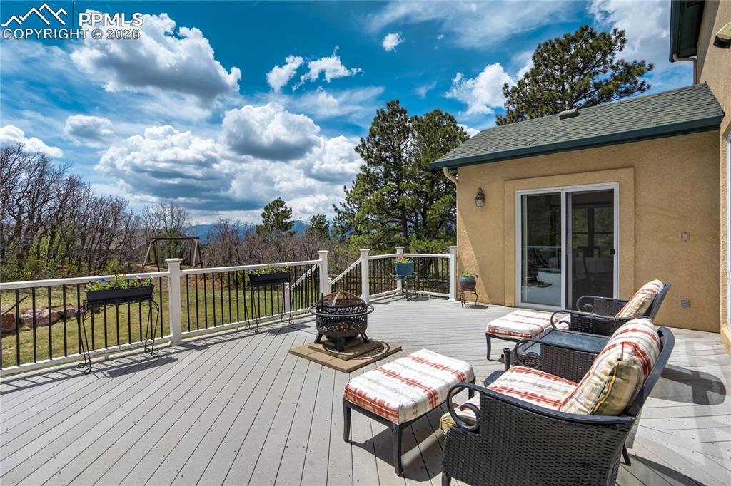 Image 38 of 50: Deck