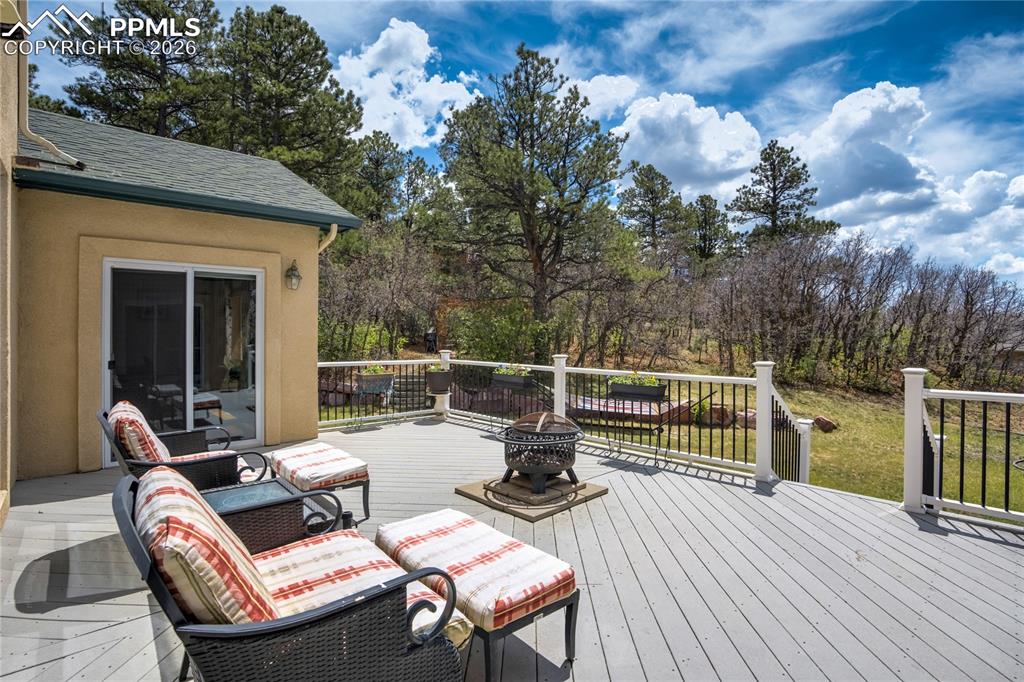 Image 40 of 50: Deck