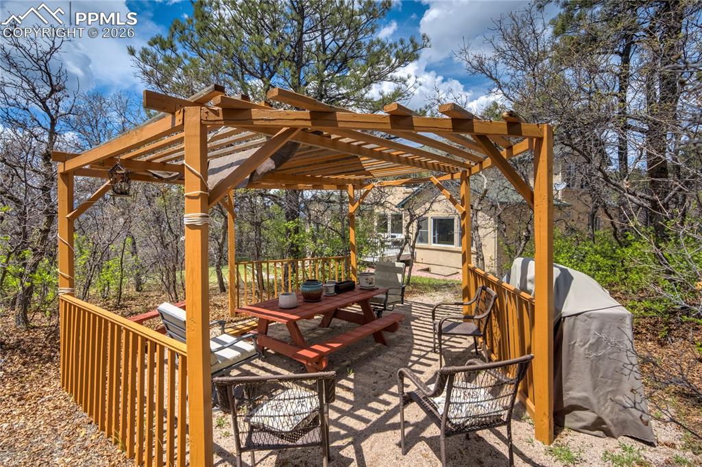 Image 44 of 50: Yard