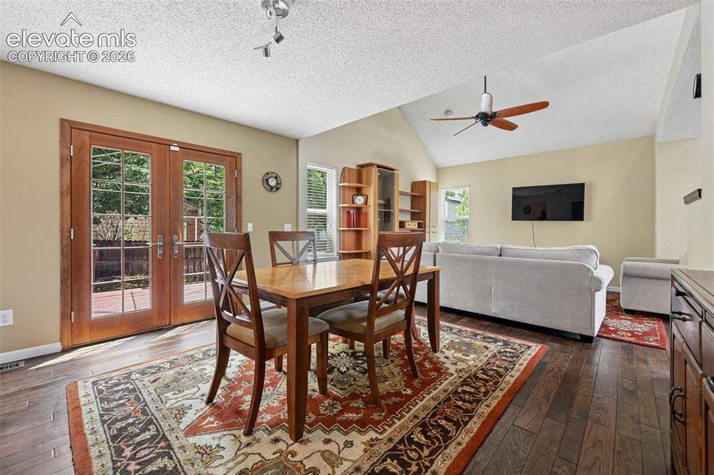 Image 11 of 34: Dining Area