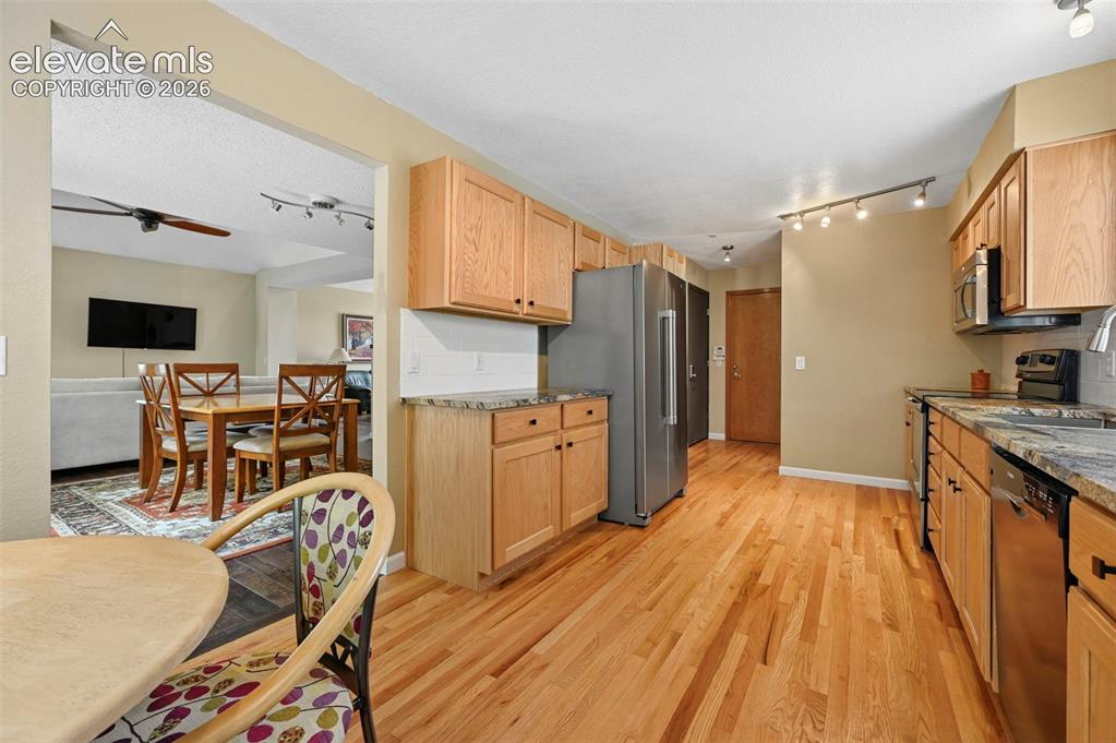 Image 14 of 34: Kitchen