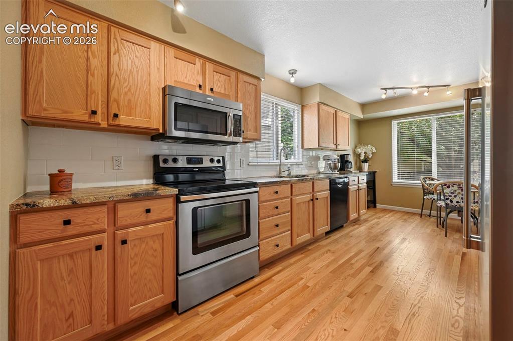 Image 15 of 34: Kitchen