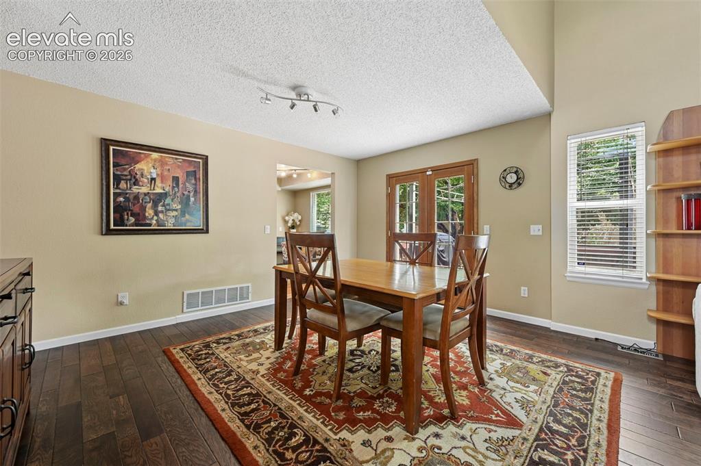 Image 8 of 34: Dining Area