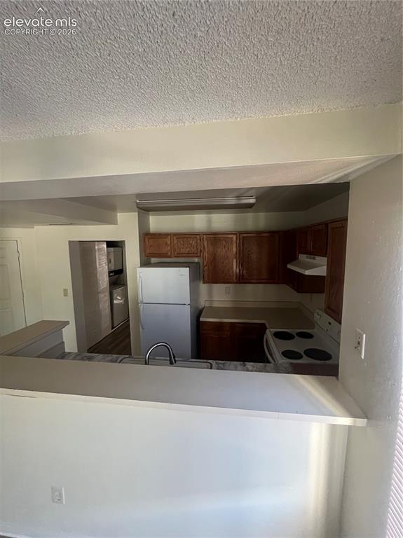 Image 6 of 22: Kitchen