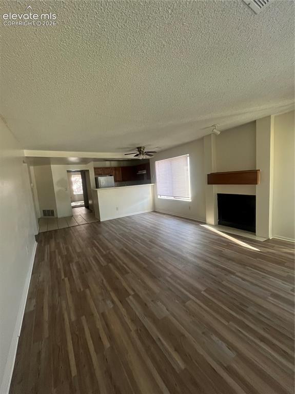 Image 7 of 22: Living Room