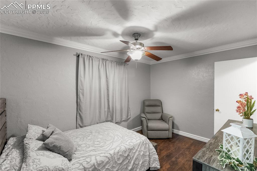 Image 11 of 27: Bedroom