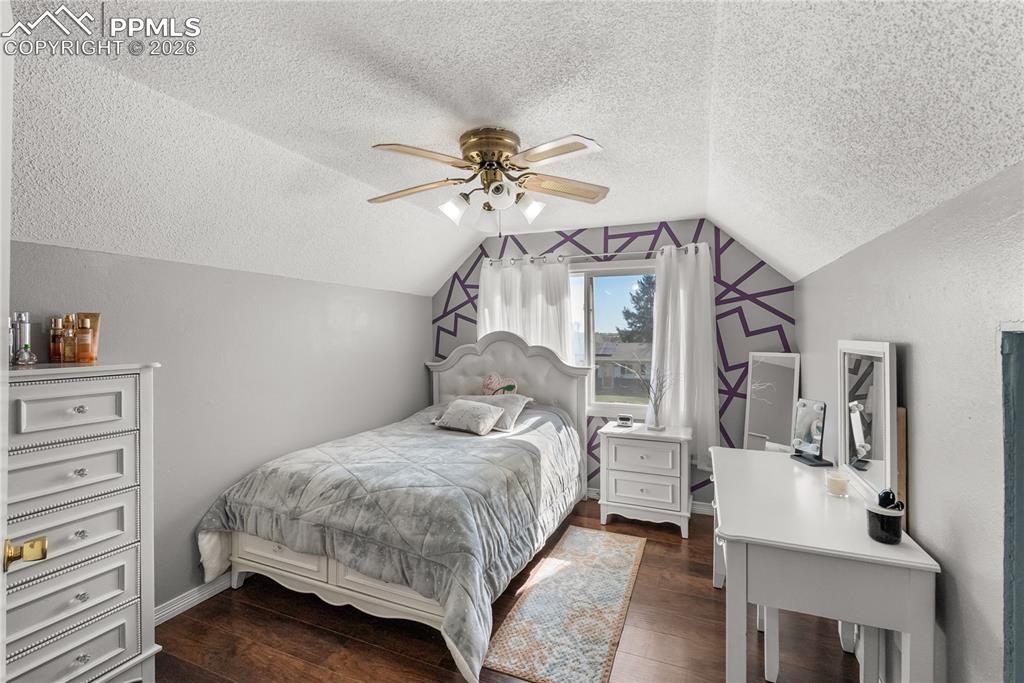 Image 18 of 27: Bedroom