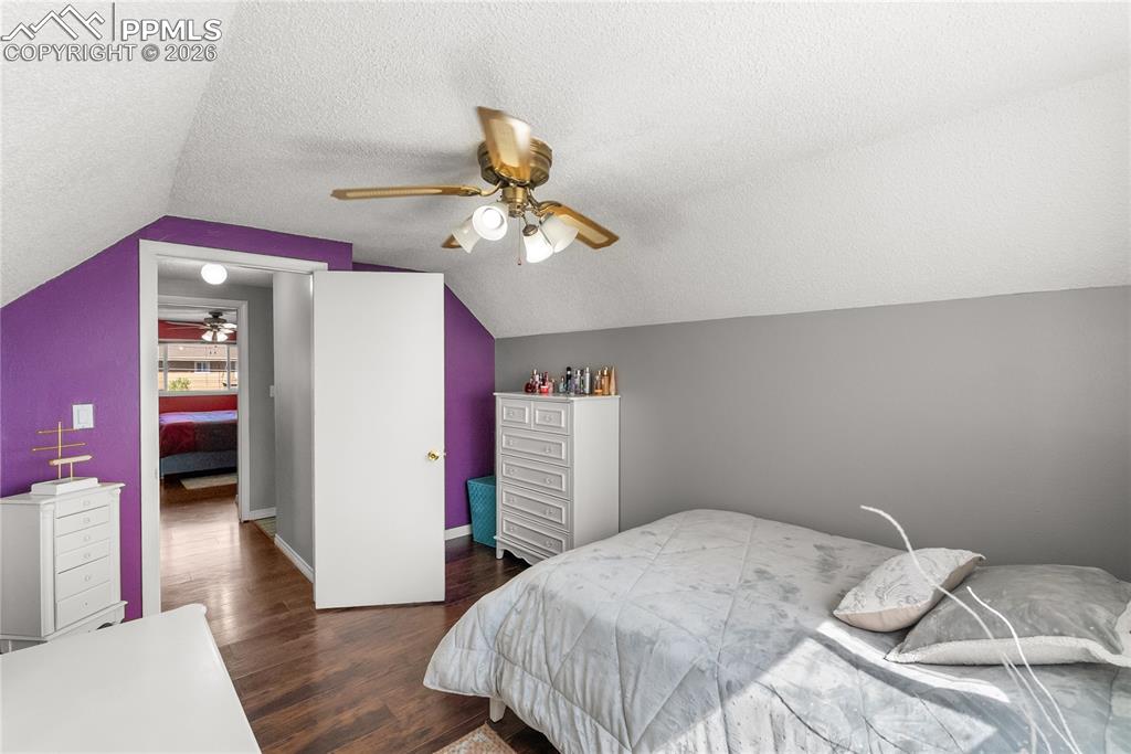 Image 19 of 27: Bedroom