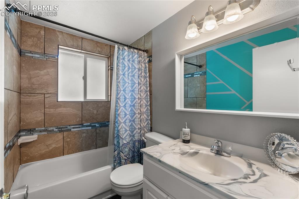 Image 20 of 27: Bathroom