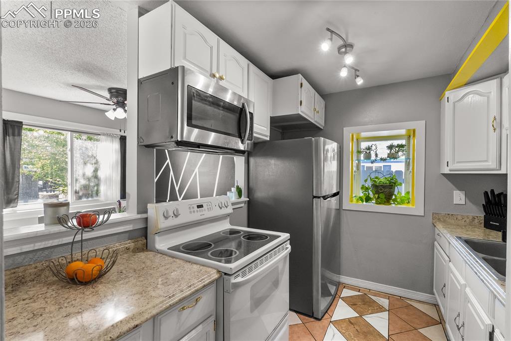 Image 8 of 27: Kitchen