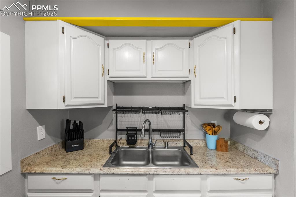 Image 9 of 27: Kitchen