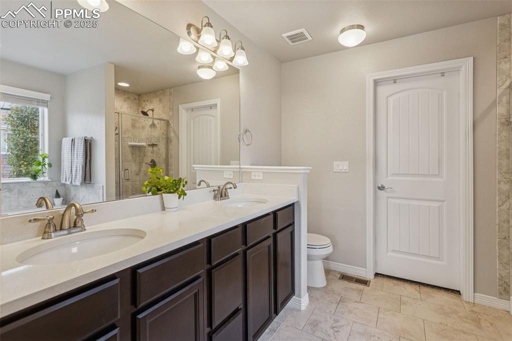 Image 14 of 41: Bathroom