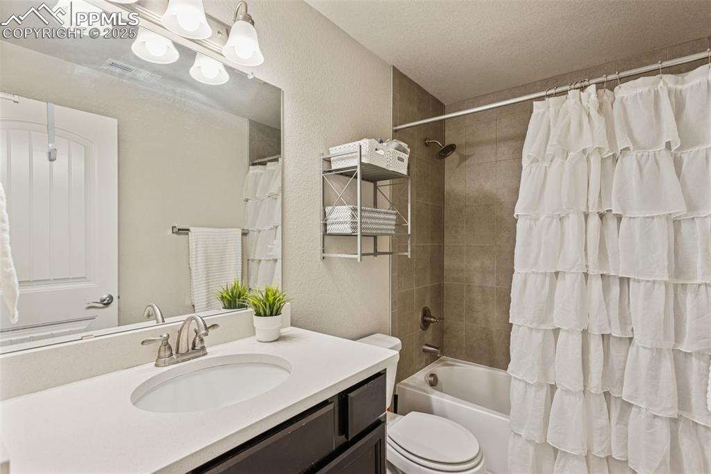 Image 18 of 41: Bathroom