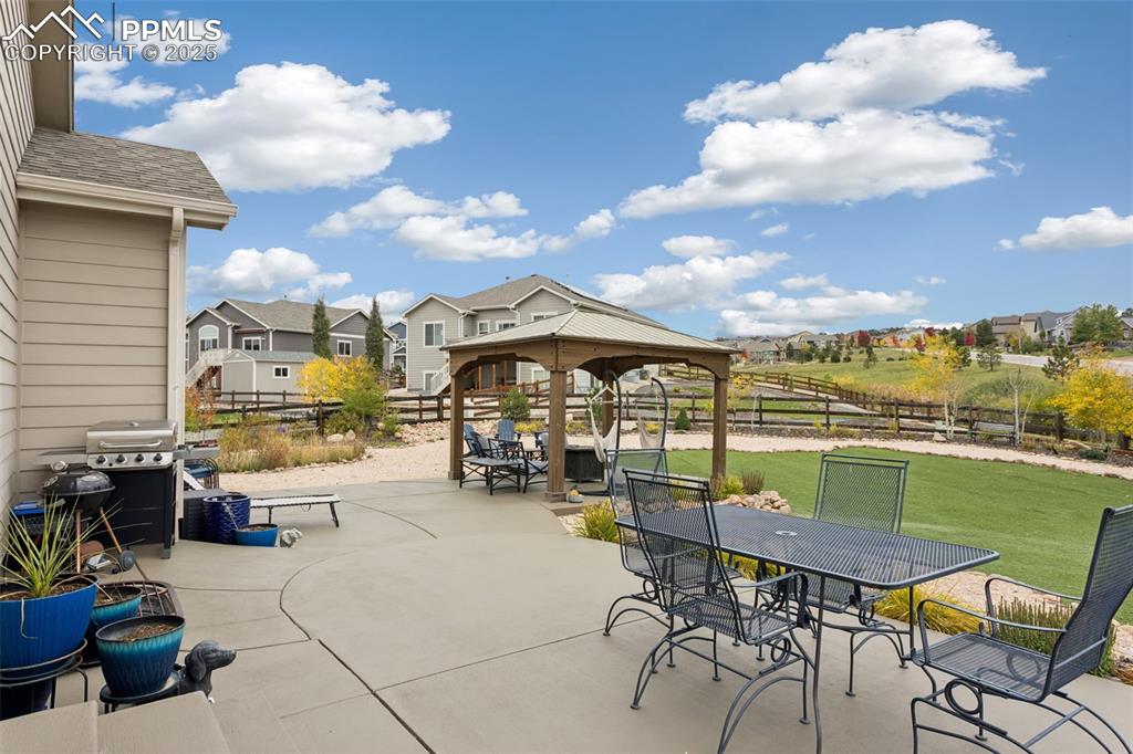 Image 29 of 41: Patio