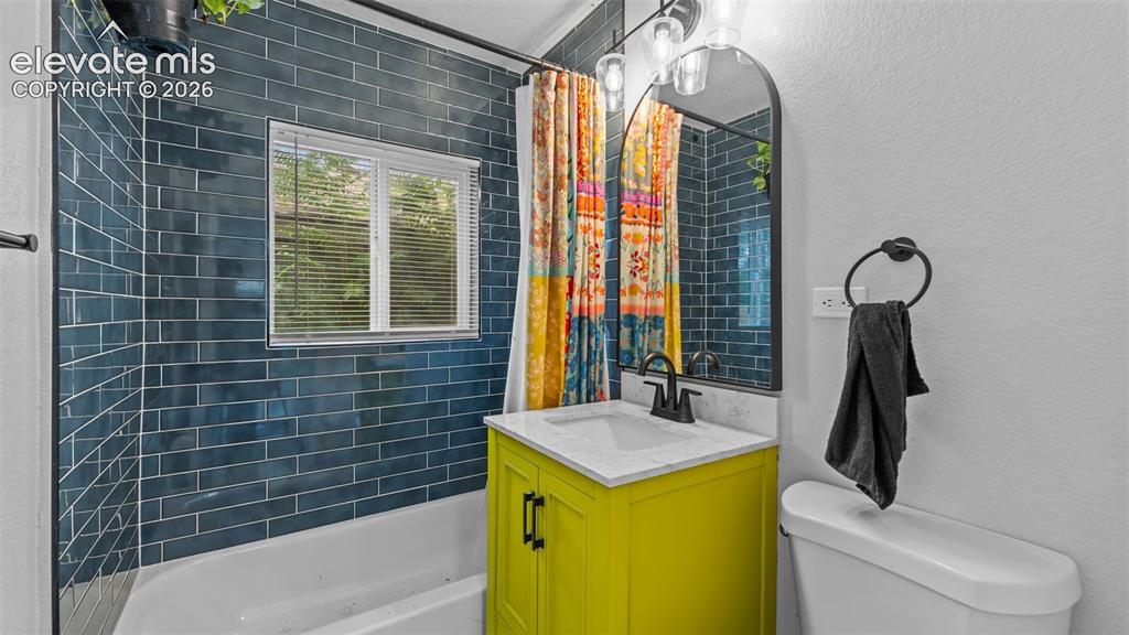 Image 17 of 33: Bathroom