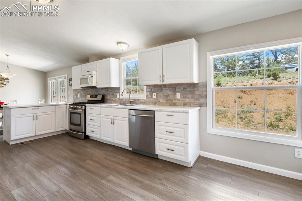 Image 11 of 35: Kitchen