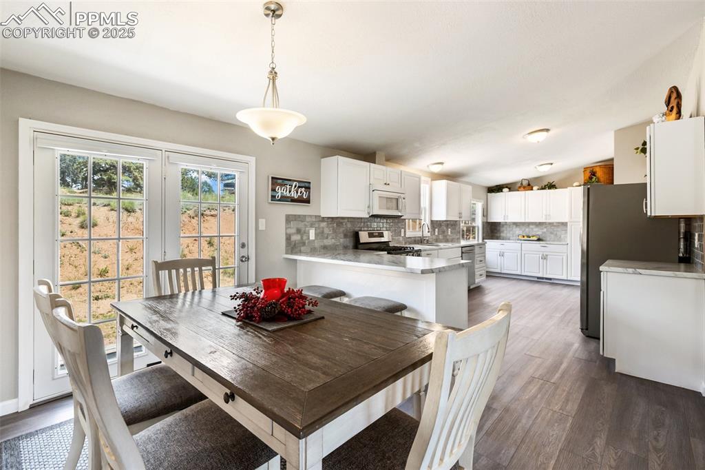 Image 13 of 35: Dining Area