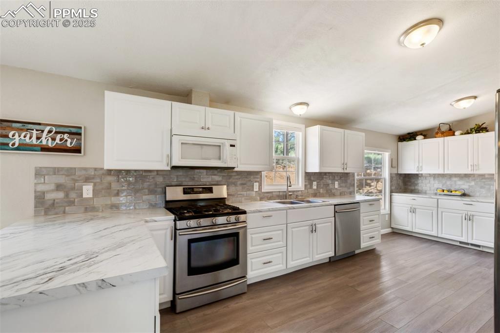 Image 14 of 35: Kitchen