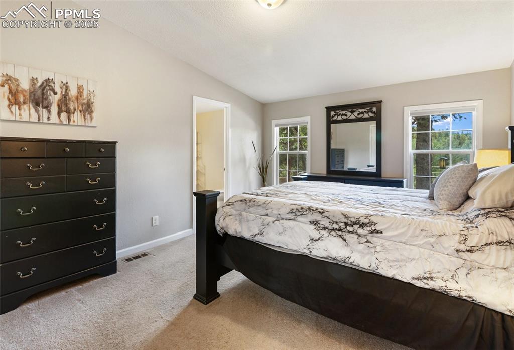 Image 20 of 35: Bedroom