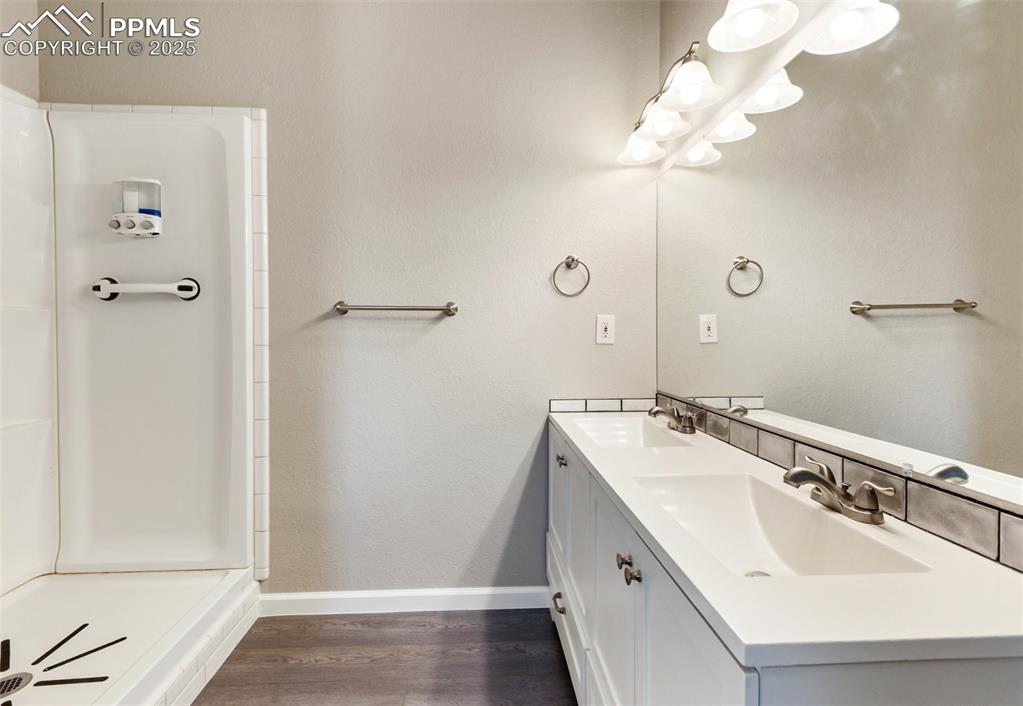 Image 23 of 35: Bathroom