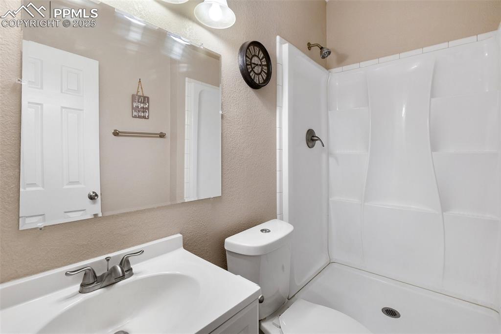 Image 30 of 35: Bathroom