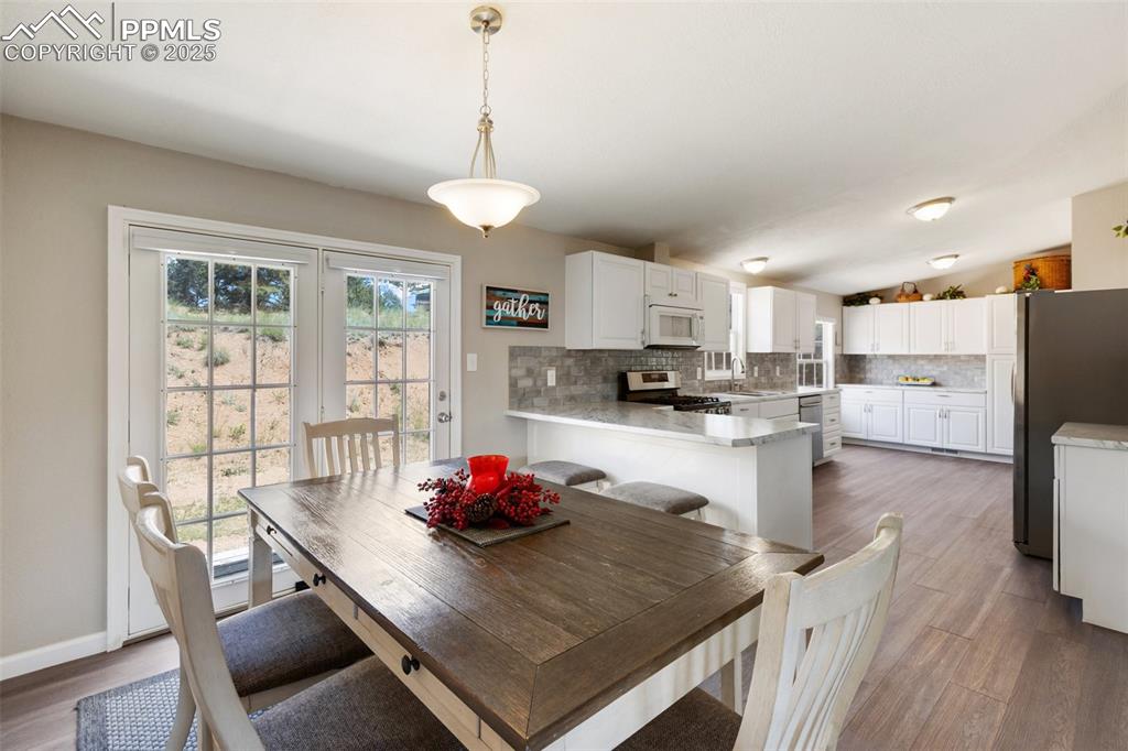 Image 8 of 35: Dining Area