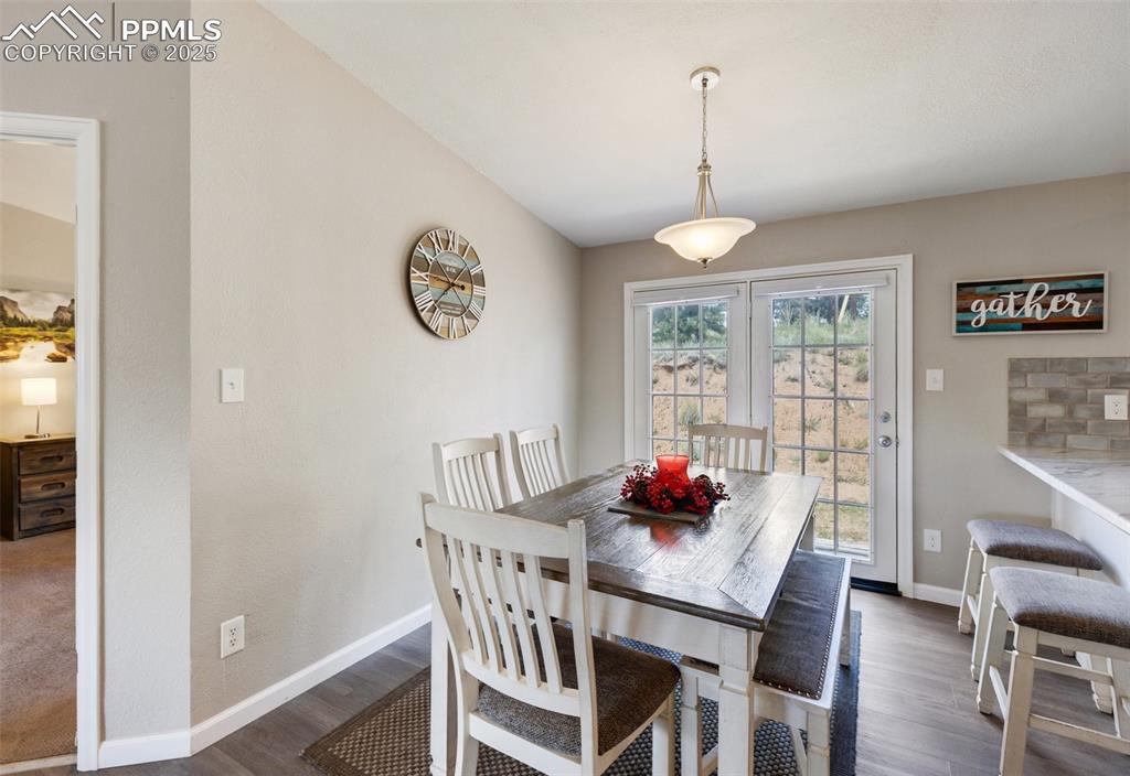 Image 9 of 35: Dining Area