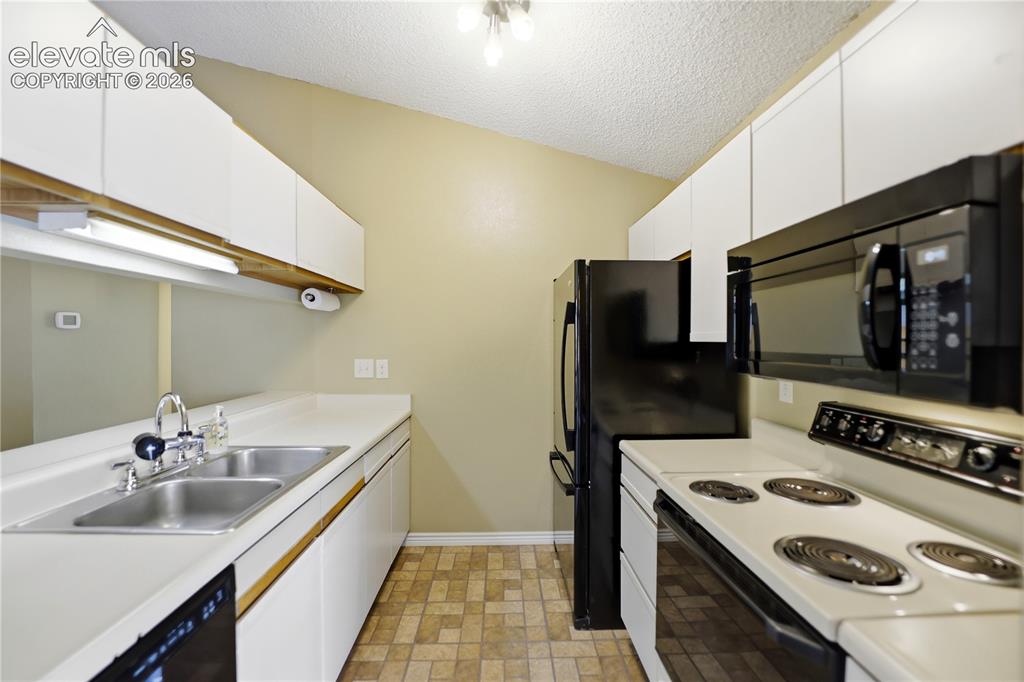 Image 12 of 50: Kitchen