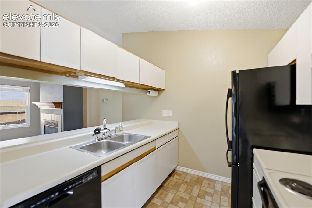 Image 13 of 50: Kitchen