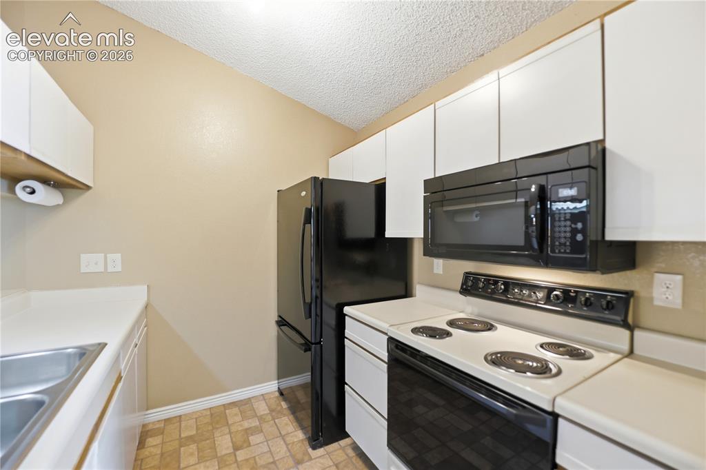 Image 14 of 50: Kitchen