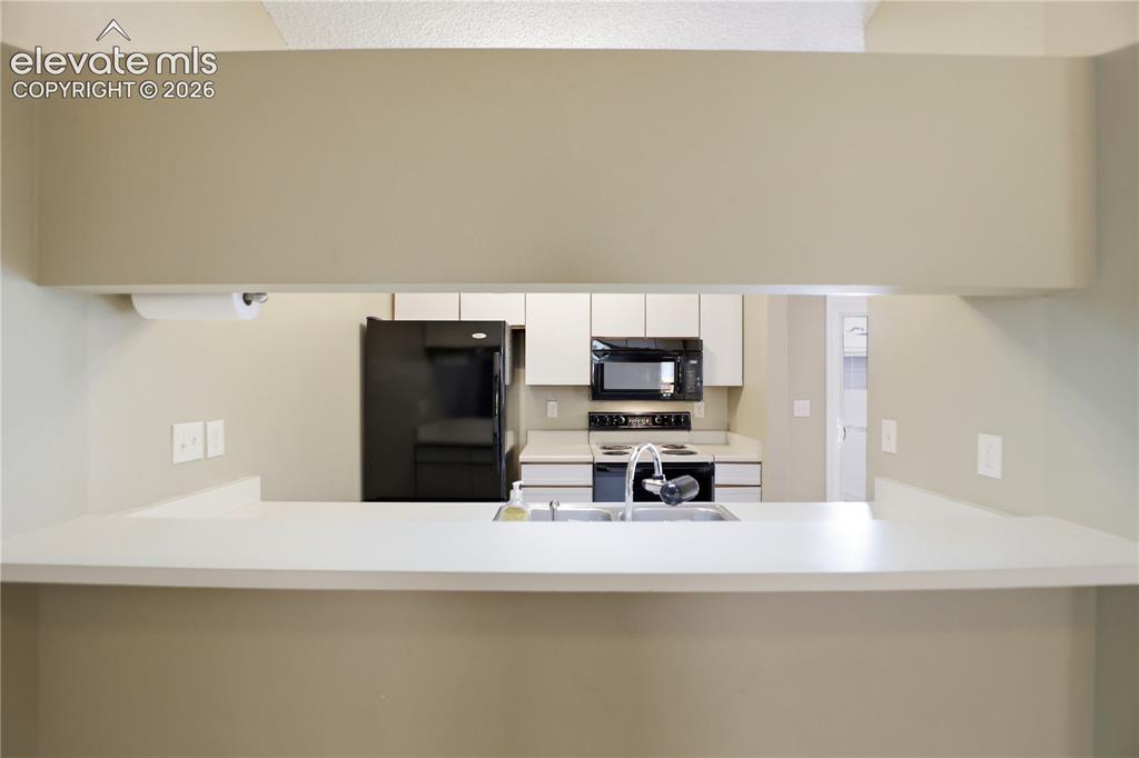 Image 15 of 50: Kitchen