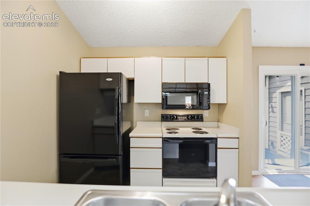 Image 17 of 50: Kitchen