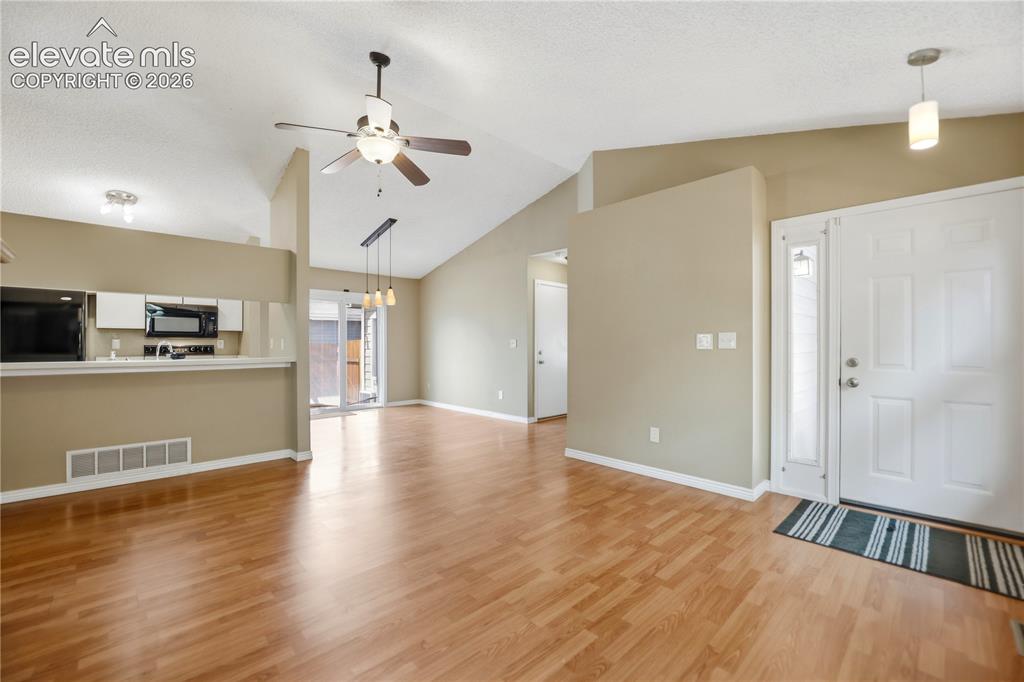 Image 8 of 50: Open concept