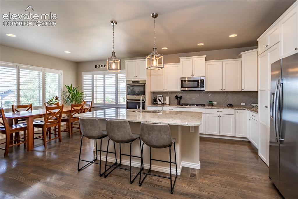 Image 10 of 45: Kitchen