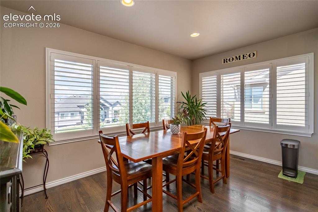Image 16 of 45: Dining Area