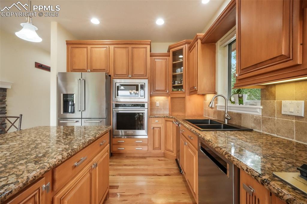 Image 13 of 50: Kitchen