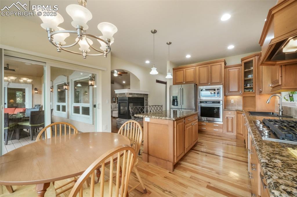 Image 15 of 50: Kitchen