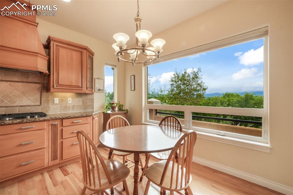 Image 16 of 50: Kitchen